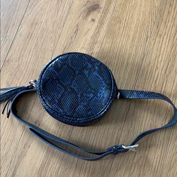 ๐HP๐Faux leather navy belt bag and crossbody - Picture 6 of 10